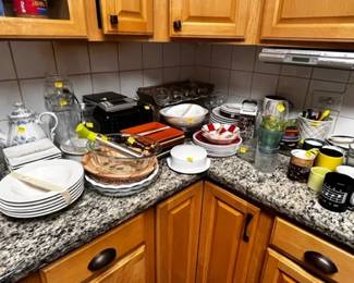 Household items, toaster, scale, glassware