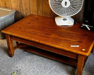 Coffee table that can be extended to standard height desk