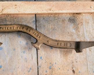 Fire extinguisher wrench
