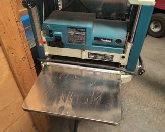 Makita 2012NB portable planer