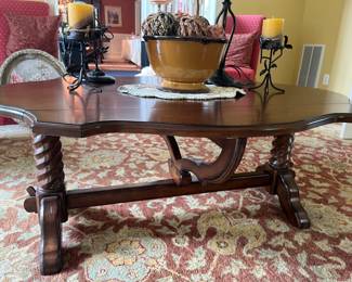COCKTAIL TABLE