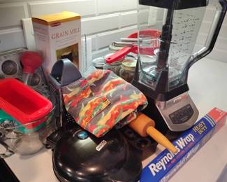 EM139Ninja Blender And Miscellaneous Items