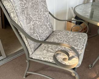 Gorgeous patio table and chairs - Remarkable condition