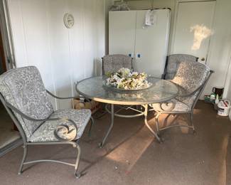 Gorgeous patio table and chairs - Remarkable condition