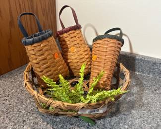 Set of 3 Wall Pocket Baskets in Decorative Tray