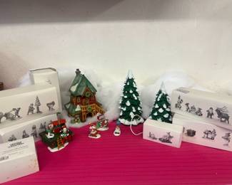 Heritage Collection Department 56 Christmas Village Figurines & Accessories
