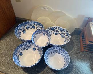 Plastic Nesting Bowls with Lids