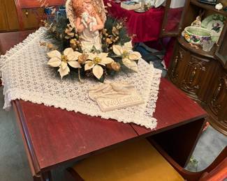 Duncan Phyfe table-has 5 chairs