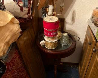 small round table, lamp, ribbon