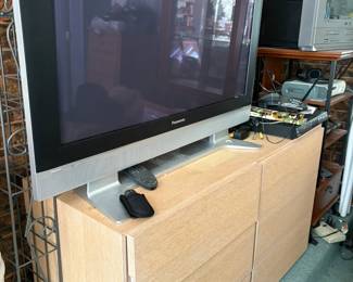 TV, dresser