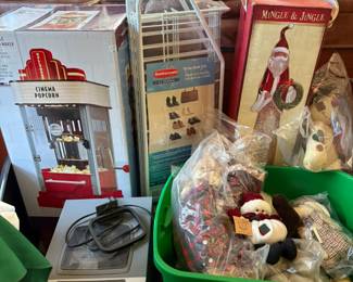 Christmas decor, stereo, popcorn machine