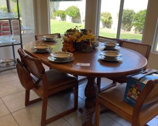 Relaxed dining table