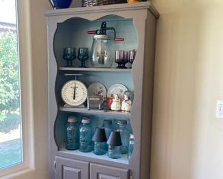 Corner hutch