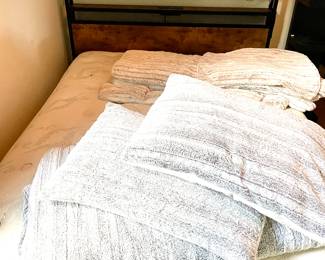 Queen size bed & linens