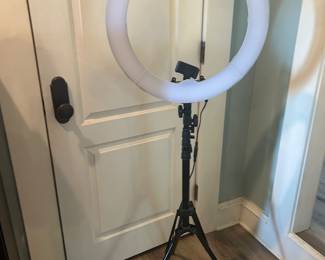 Tripod light ring