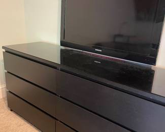 6 drawer dresser & Samsung TV