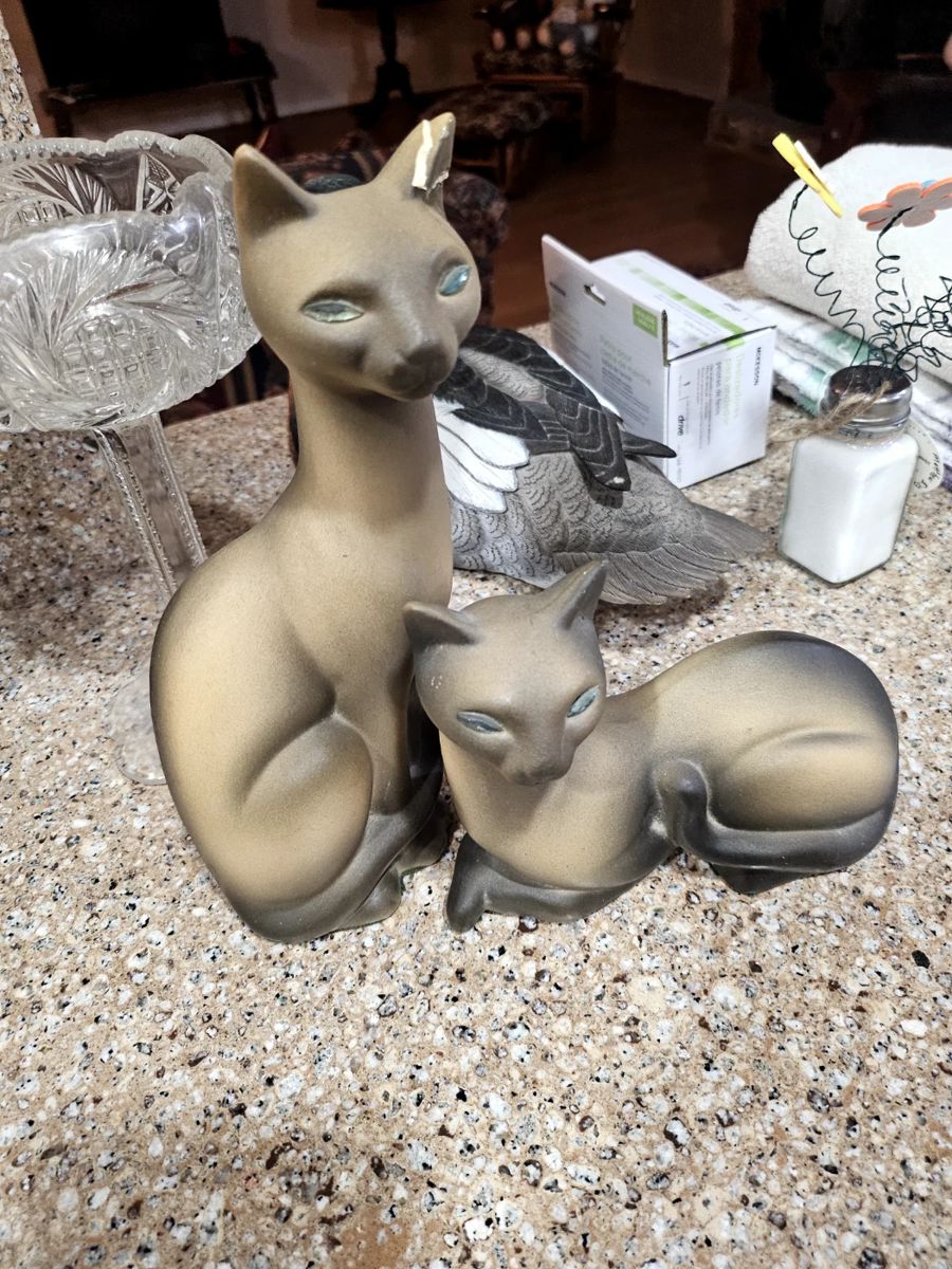 Cat figurines