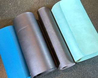 (4pc) EXERCISE & YOGA MATS | Mixed lot of 4 exercise and yoga mats - w. 26 x l. 72 in