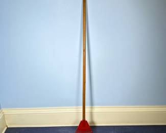 Shrub Rake | For cleaning out debris from under hedges/shrubs. Wood handle, plastic rake.
Dimensions: l. 48 in