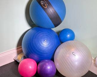 (7pc) EXERCISE BALLS & PUMP | Lot of 6 varying size exercise balls and pump.