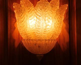 (2pc) PAIR BAROVIER LEAF FORM MURANO GLASS WALL SCONCES | Classical Venetian wall sconces in champagne color glass, made in transparent and gold graniglia. The glass worked in a slab in an artisanal technique of Murano glass. - h. 15 x w. 14 x d. 5 in