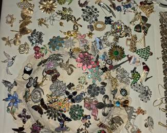 Vintage pins and jewelry - huge collection