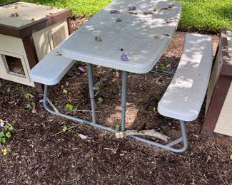 Folding picnic table