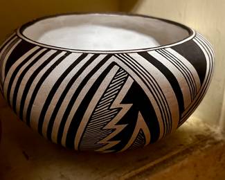 Fine line Acoma pot by Mary Ann Hampton
