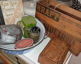 Collectibles
Wood boxes
Advertising Tins