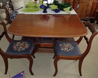 Beautiful Duncan Phyfe dining table
And dining chairs
