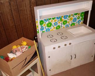 Kids kitchen with accessories
Made by DadCo.