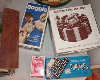 Poker chips set
Domino's plt