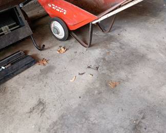 Vintage "Radio" Cart
In good condition