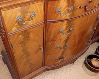 Beautiful mahogany wood and
Flame mahogany drawer fronts
