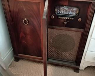 Stromberg Carlson Radio console
Multi-band radio and turntable
