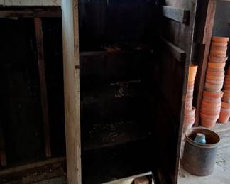 It has shelves