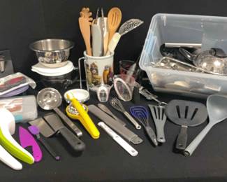 Pampered Chef Bowl And Kitchen gadgets