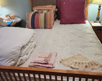 Queen size complete bed