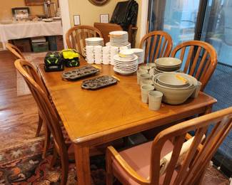 Dining room table with 2 leaves and 6 chairs