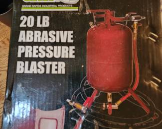 Grip 20 lb Abrasive pressure blaster