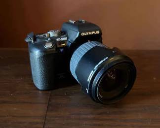 Olympus E500 DSLR Camera With Flash And More Accesories