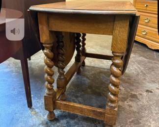 Gorgeous antique oak barley twist table, opens to a large oval piece.