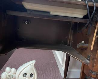 W93 - $30. Singer 1411 in Table.
