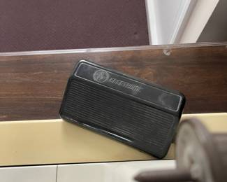 W93 - $30. Singer 1411 in Table.