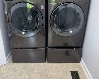 W133 - $1000. LG Washer/Dryer set. Excellent condition!