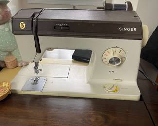W93 - $30. Singer 1411 in Table.