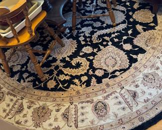 9’ Round beautiful rug and pad. Classic design.