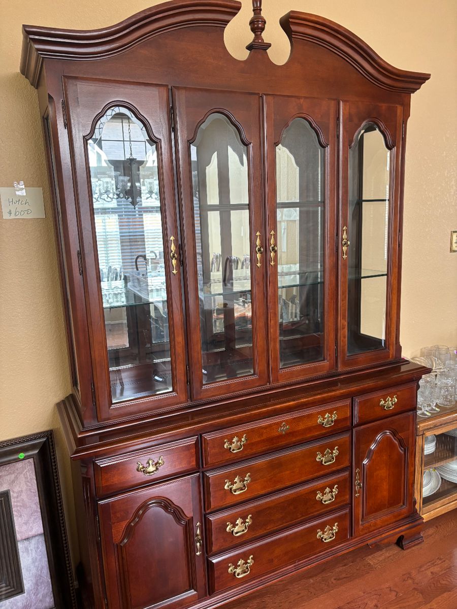 One piece hutch