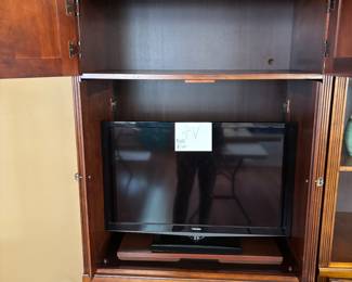 Tv cabinet wood approx 72h x 31w x 19d
Tv sold separately 29” Toshiba