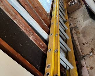 FIBERGLASS EXTENSION LADDER